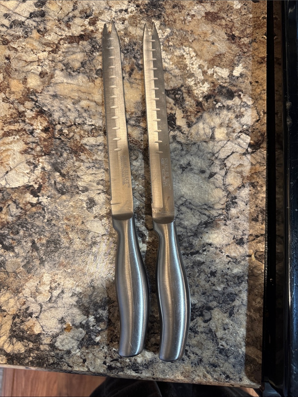 Set of 2 Serrated Carving Knives in Metallic Gray
